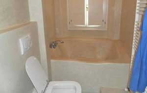 Tadelakt su una vasca da bagno e wc